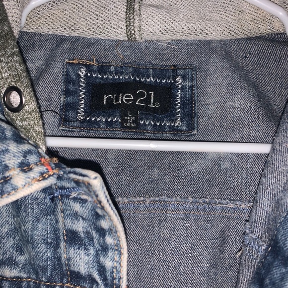 Jean jacket with sweater sleeves - Picture 2 of 4